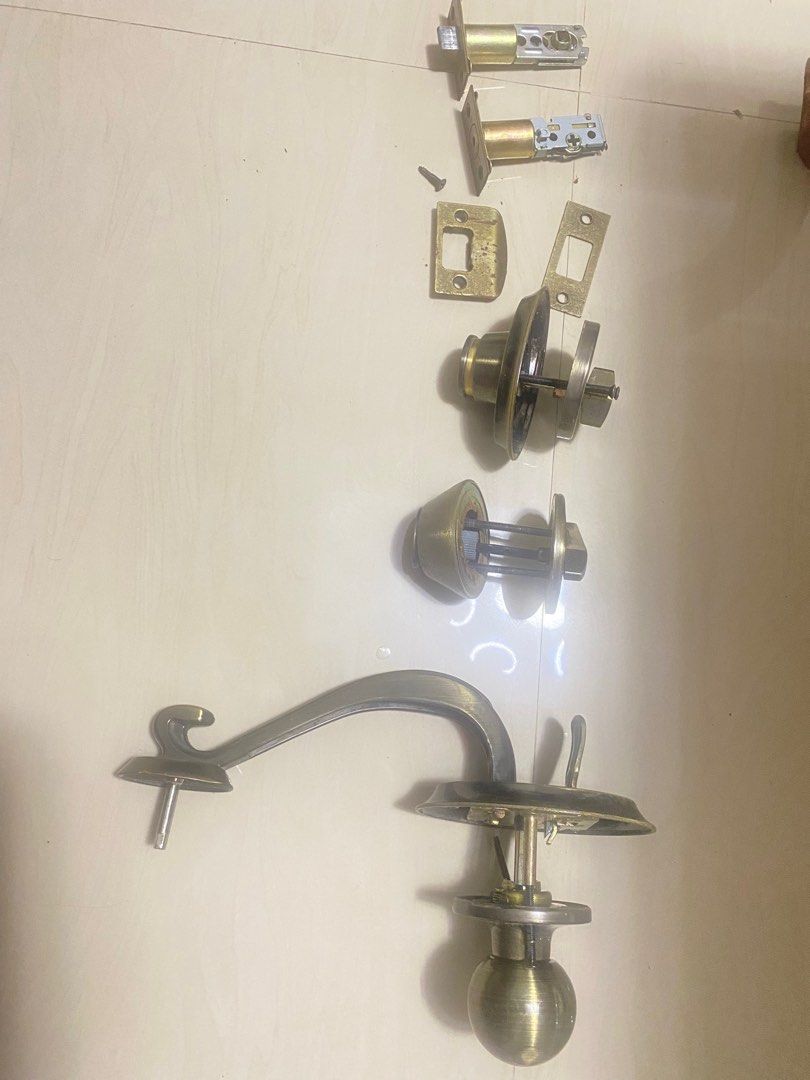 yale entrance door lock (Category: Locks, Doors & Gates) located in Bulacan. Submitted by antoletsanchez10 (Listing ID 1383213103, Image 3). Description: almost 7 months lng nagamit in very good condition RFS nagpalit ng doorlock nag smart lock n slightly negotiable.