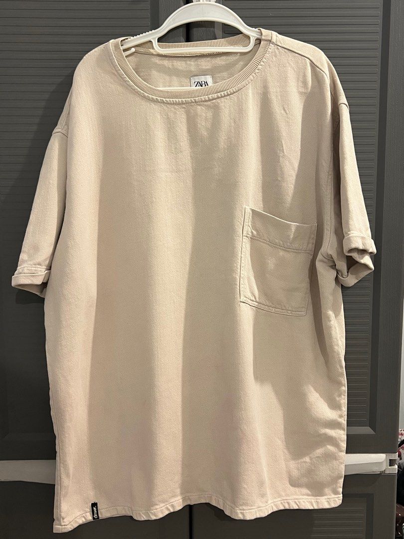 Zara dnrw Oversize shirt Beige (Category: Tshirts & Polo Shirts ) located in Manila. Submitted by nadnad008 (Listing ID 1383166231, Image 1). Description: Zara dnrw Oversize shirt Beige Soze on tag: Large Bust: 27in, Length: 30in, Sleeves: 8 1/2in Other info: Nakatago nalang. Thick fabric parang carrhart Issue: May stain sa baba na di masyado halata. .