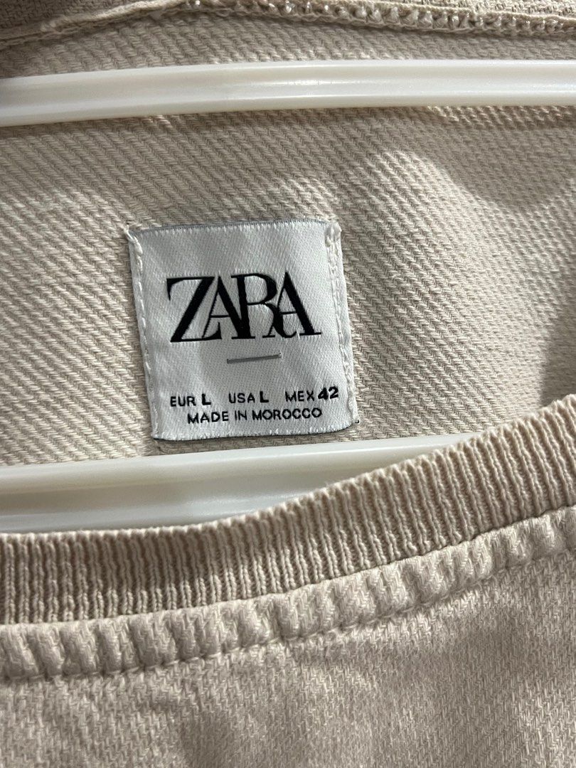 Zara dnrw Oversize shirt Beige (Category: Tshirts & Polo Shirts ) located in Manila. Submitted by nadnad008 (Listing ID 1383166231, Image 3). Description: Zara dnrw Oversize shirt Beige Soze on tag: Large Bust: 27in, Length: 30in, Sleeves: 8 1/2in Other info: Nakatago nalang. Thick fabric parang carrhart Issue: May stain sa baba na di masyado halata. .