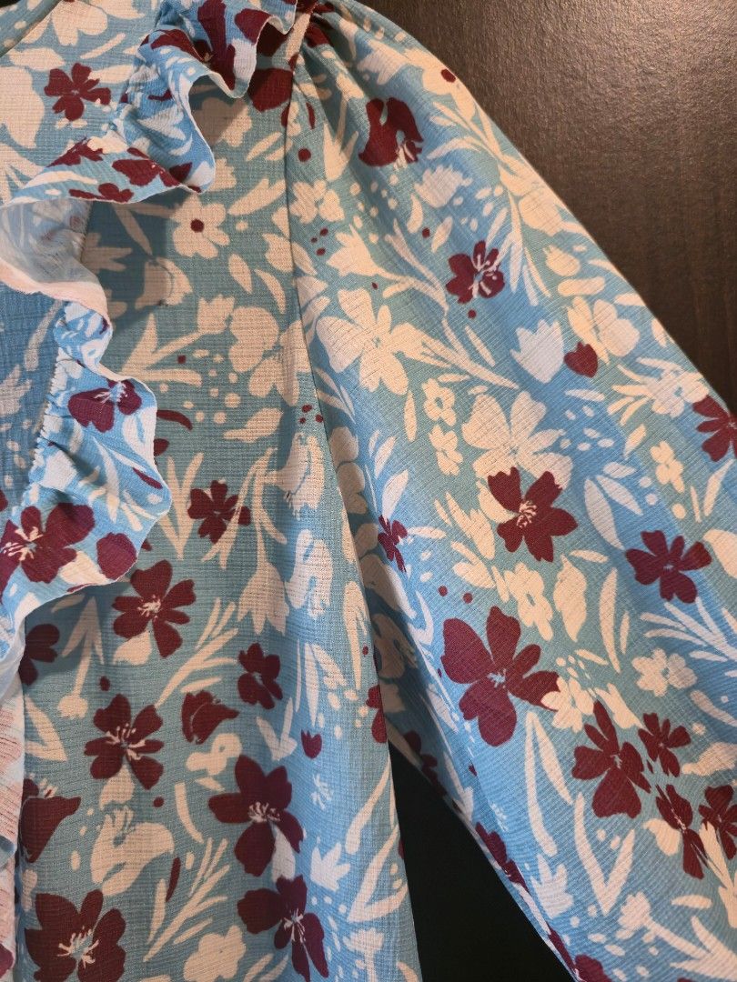 Zara Floral Midi Dress (Category: Dresses) located in Mandaluyong City. Submitted by heiressapparent (Listing ID 1383164073, Image 3). Description: Not my style Can fit medium to large.