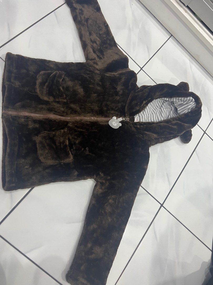 1-4 Years Autumn Winter Plush Jacket Keep Warm Hooded Zipper Outerwear (Category: Babies & Kids Fashion) located in Klang. Submitted by ellezal.co (Listing ID 1383326817, Image 2). Description: Unisex plushie hoodie for 4years old below. Veryyy cute😍 My baby outgrown 🥹 +Rm7 for postage.