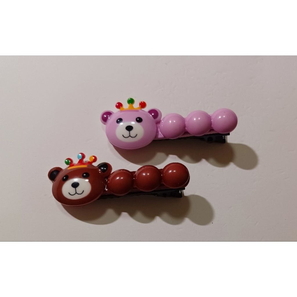 由 apoytwog6677826 (刊登 ID 1383395945，圖片 1) 提交，位於 台中市 (Taichung) 的 👑可愛皇冠小熊壓夾6.3*2.8公分 壓克力髮夾 兒童邊夾🧸🧸🧸全新現貨 (類別：嬰兒及兒童流行時尚)，說明：全館消費滿$500免運費!不論買幾件運費只收一次 實品拍攝全新現貨 6.3*2.8公分 咖啡1 粉紫1。