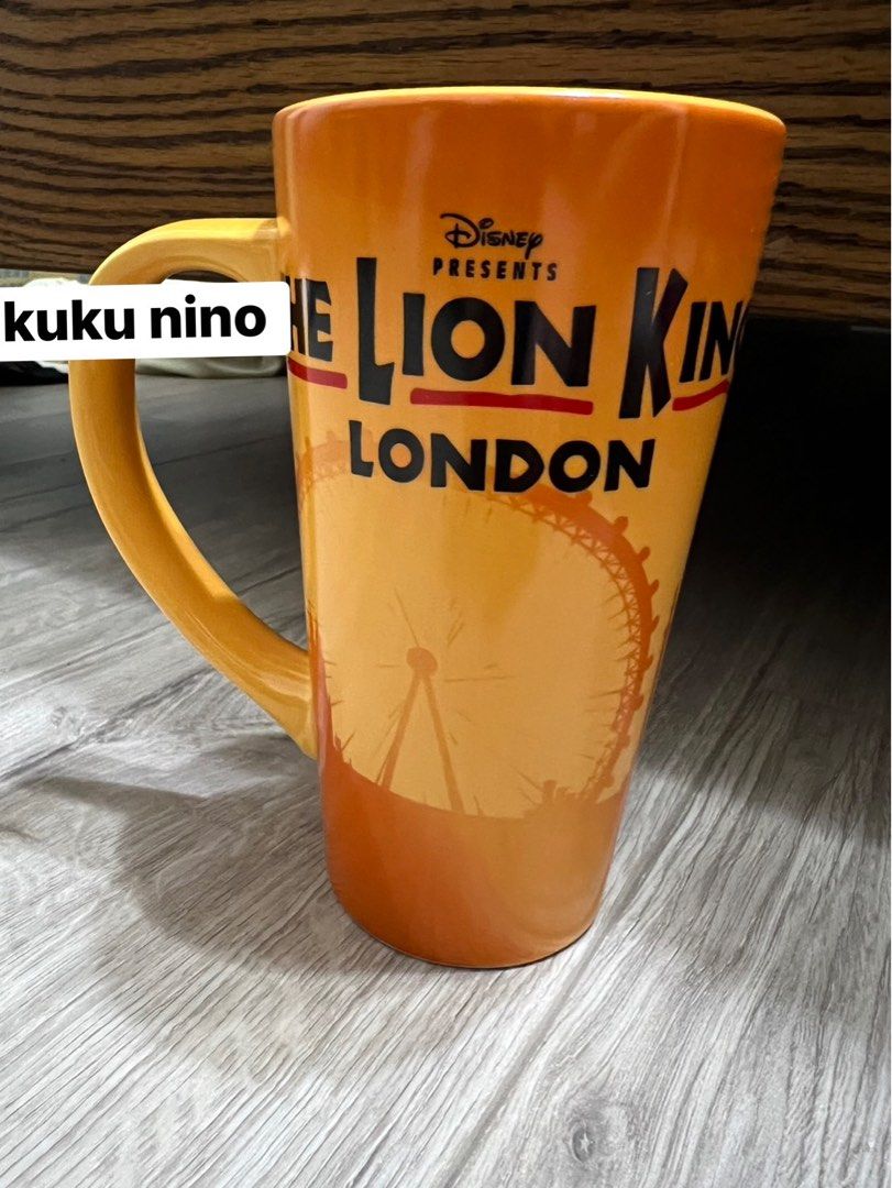 由 kukunino (刊登 ID 1383419790，圖片 2) 提交，位於 台北市 (Taipei) 的 獅子王馬克杯 14oz 迪士尼 倫敦音樂劇 The Lion King Musical Souvenir Latte Mug 2024 (類別：水杯、水壺)，說明：2024年倫敦帶回 高: 15公分。