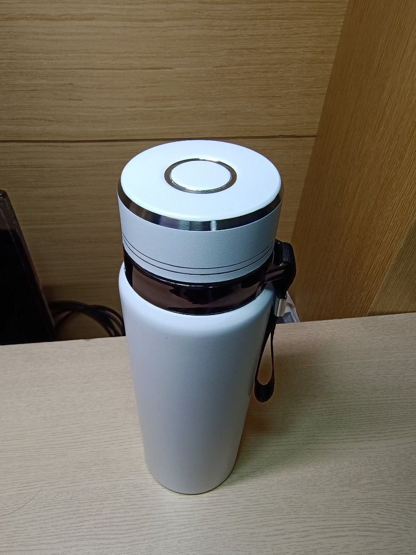 由 malu001 (刊登 ID 1383282286，圖片 2) 提交，位於 新北市 (New Taipei) 的 醫療級 316 不鏽鋼內膽真空保溫瓶 真空保溫瓶 隨手保溫瓶 (類別：水杯、水壺)，說明：醫療級 316 不鏽鋼真空保溫瓶 商品特色： 醫療級316不鏽鋼材質 保溫保冷都適用 可拆卸式茶渣過濾網 提帶，提手攜帶方便 旋蓋設計、止水圈防漏 容量：800ml 二手商品，狀況如新，功能正常。。