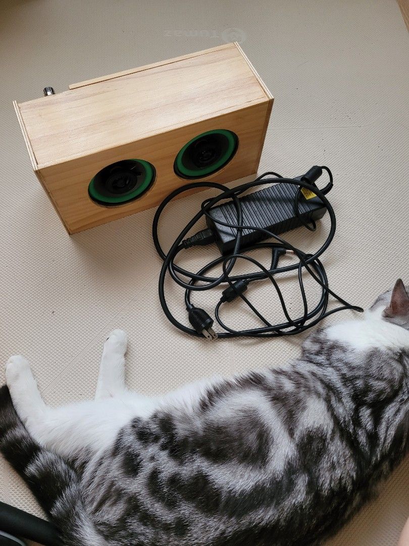 由 miau01 (刊登 ID 1383371319，圖片 1) 提交，位於 新北市 (New Taipei) 的 自製木箱藍芽音響 (類別：其他電腦及電子周邊產品)，說明：上工作坊課程時，我自己做的藍芽木箱音響，後方木片可打開。 一直沒有需使用的機會，轉賣喜歡的有緣人囉 藍芽連線“安安”。