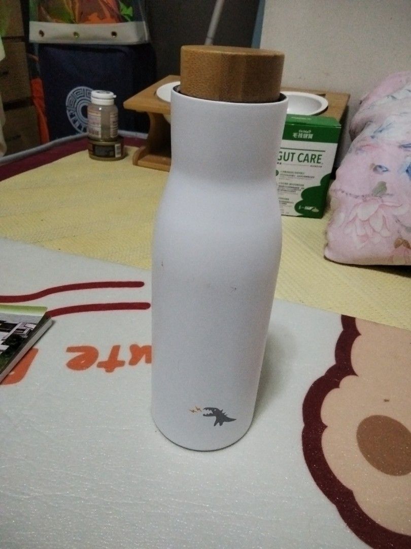 由 ab0930488627772 (刊登 ID 1383386586，圖片 1) 提交，位於 台中市 (Taichung) 的 恐龍白色不繡鋼木紋蓋保溫瓶 (類別：水杯、水壺)，說明：二手商品，保存良好，便宜出售。