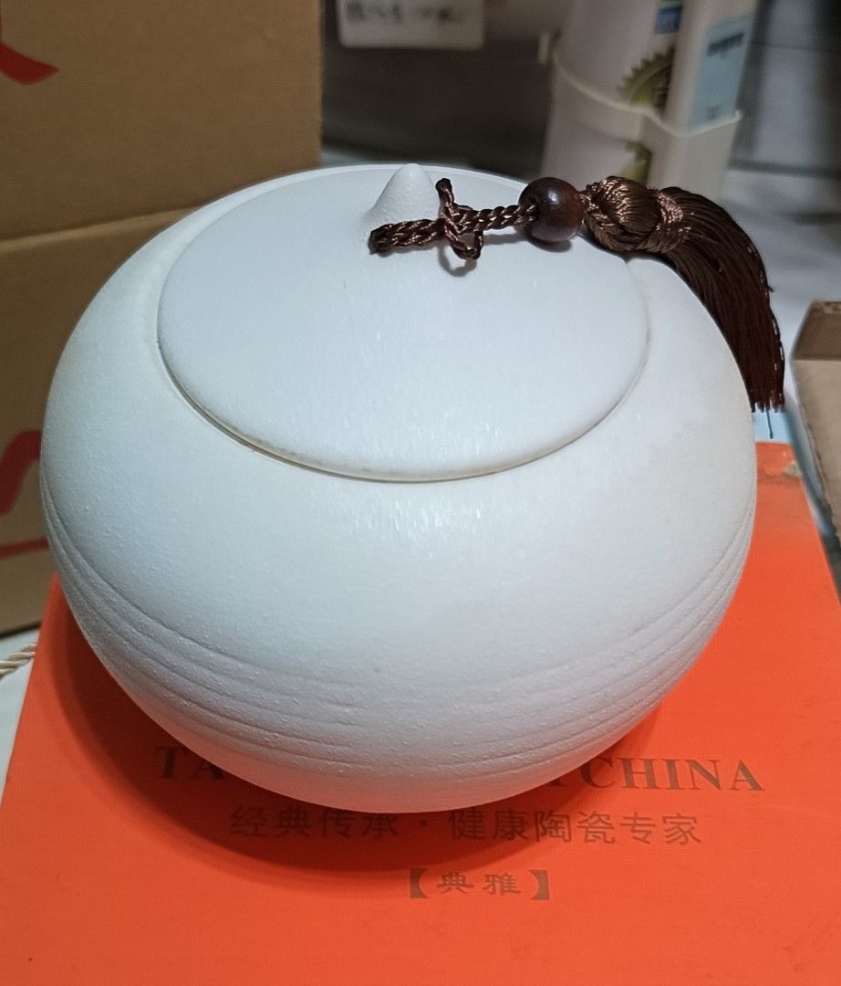 由 arcp5566 (刊登 ID 1383401135，圖片 1) 提交，位於 台南市 (Tainan) 的 白色陶瓷茶葉罐 D-1 (類別：茶具配件)，說明：全新商品久放（實拍）。
