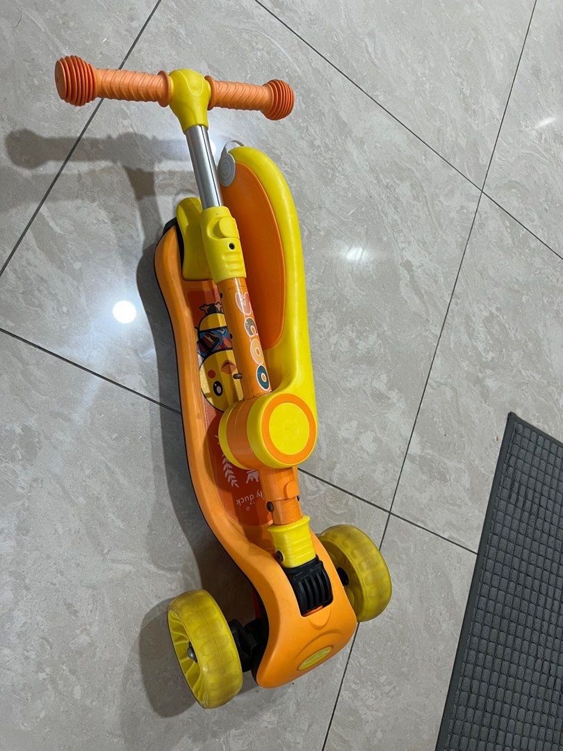 由 hungzizi (刊登 ID 1383420086，圖片 2) 提交，位於 桃園市 (Taoyuan) 的 滑板車 (類別：嬰兒玩具)，說明：蠻新的沒什麼滑到 後面還有一根全新的推桿 桃園自取。