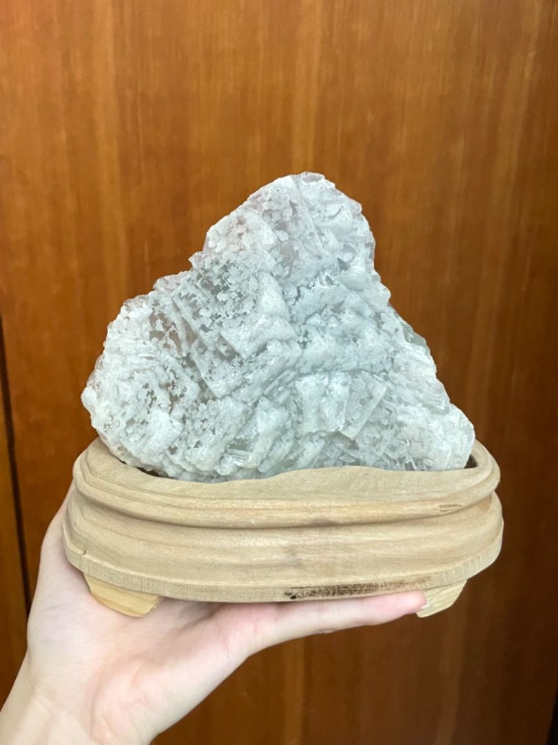 由 1yuiii._ (刊登 ID 1383428873，圖片 1) 提交，位於 高雄市 (Kaohsiung) 的 糖霜螢石水晶（附底座） (類別：其他居家裝飾)，說明：。