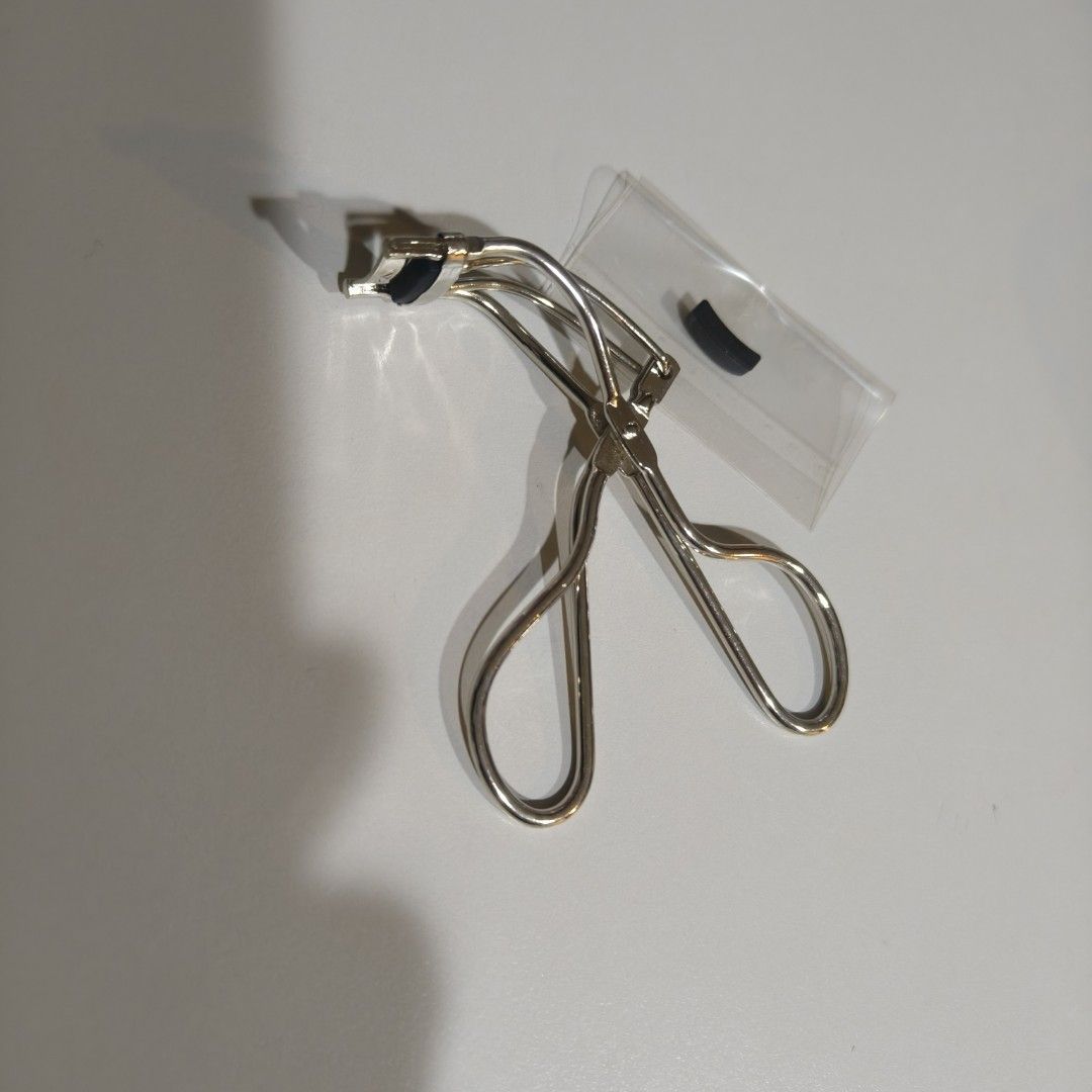 由 japan50ppp23707 (刊登 ID 1383431129，圖片 1) 提交，位於 苗栗縣 (Miaoli) 的 下睫毛專用夾 睫毛夾 下睫毛 (類別：眼部彩妝、保養)，說明：閒置許久未使用，出貨前仍會使用酒精消毒。