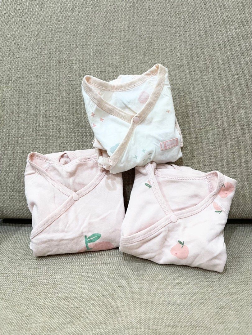 由 lizzz588 (刊登 ID 1383447498，圖片 1) 提交，位於 新北市 (New Taipei) 的 （二手） 嬰兒浴衣、包屁衣 3M (類別：嬰兒及兒童流行時尚)，說明：（二手） 嬰兒浴衣、包屁衣 尺寸：3M（僅供參考） 高標、完美主義者請繞道🙏。