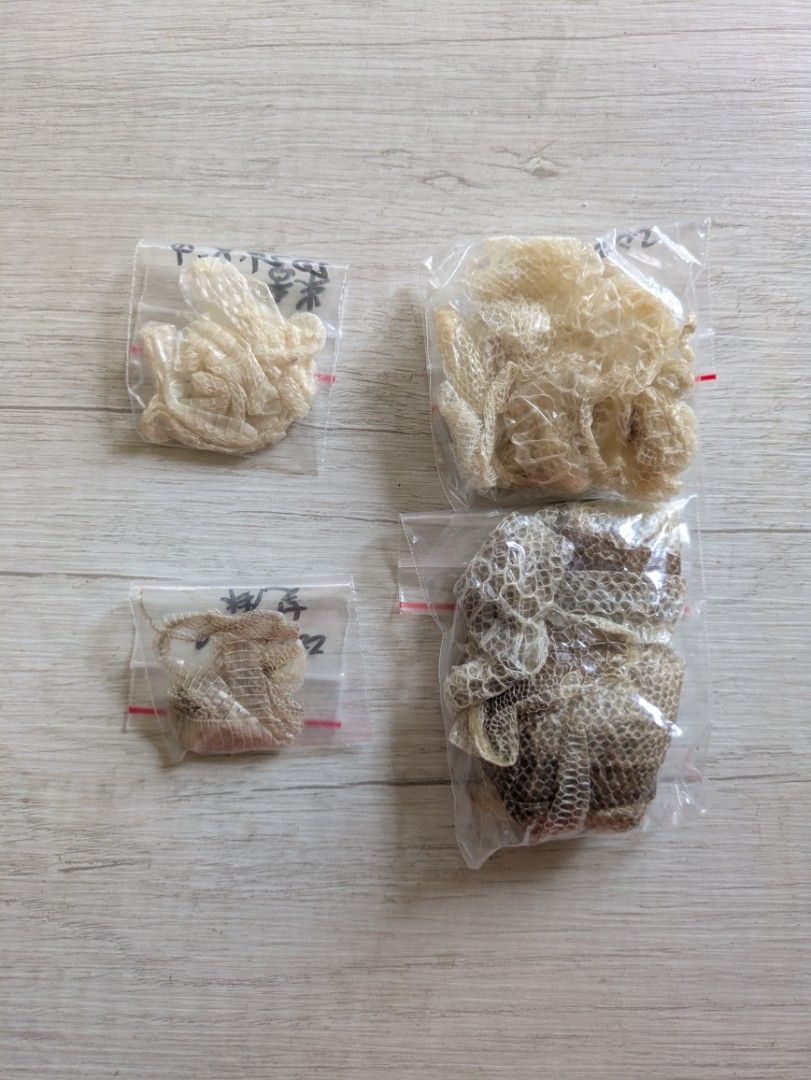 由 hsuarisa19108 (刊登 ID 1383346930，圖片 1) 提交，位於 台北市 (Taipei) 的 蛇蛻 青龍衣 蛇衣 蛇皮 球蟒 玉米蛇 黑蛇 白蛇 (類別：寵物及其他)，說明：自家飼養寵物蛻皮 一張完整的皮一份，略有破洞無可避免 黑蛇白蛇可選 保存有注意防潮防蟲，基本上從舊的出貨，需要新的請私訊。