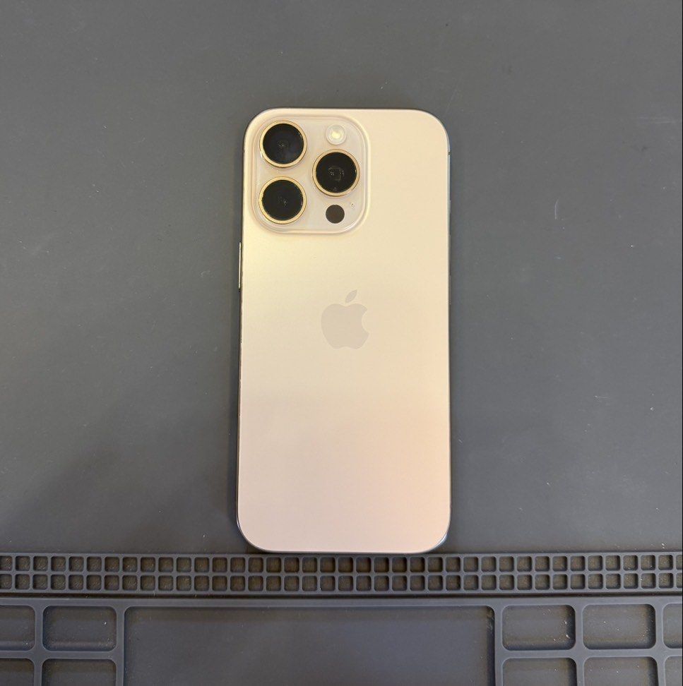 由 lishi3589745700 (刊登 ID 1383374063，圖片 3) 提交，位於 台中市 (Taichung) 的 二手 iPhone 16 pro 128g（沙漠金） (類別：undefined)，說明：🔷 商品資訊 品名：二手 iPhone 16 pro 128g（沙漠金） ▪️容量：128 GB ▪️電池健康度：100% ▪️配件：空壓殼、玻璃貼 ▪️保固：原廠保固（2026.04.22） 人為損壞、外觀、相機、電池不在保固範圍 ▪️外觀狀況：功能皆正常，外觀完整，原廠盒裝。 ⸻ 🔹 購買方式 & 注意事項 ▪️面交地點：台中市沙鹿區（有實體店面） ▪️寄送方式：全省宅配（需先匯款後出貨） 🔹商品保留規則： ▪️ 保留商品需預付訂金 （訂金為商品售價的一成） ▪️ 恕不接受口頭保留 🔹其他服務： ▪️ 舊機可現場貼換（以現場估價為主） ◾️「可到實體門市參觀選購」。