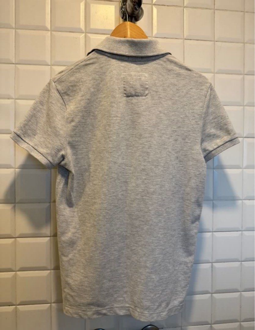 由 Aaron730 (刊登 ID 1383322540，圖片 3) 提交，位於 新北市 (New Taipei) 的 Abercrombie & Fitch (Size S) (類別：T恤、Polo衫)，說明：尺寸： S（實穿偏小，適合平常穿XS或合身S的人） 版型： Muscle Fit（貼身剪裁，肩胸合身） 類似厚T質感 Size: Small (S) Fits Like XS Muscle Fit (slim and slightly tapered for a modern, athletic look。