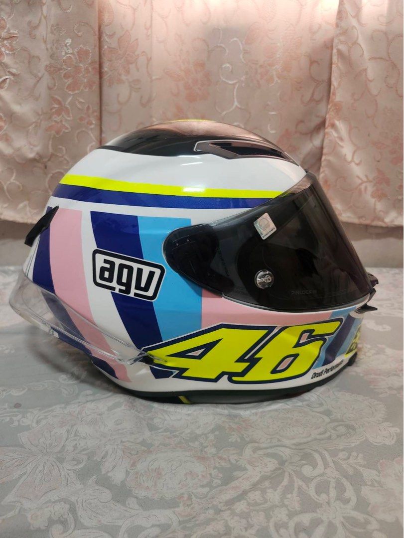 由 4wy49sm8wp (刊登 ID 1383431626，圖片 1) 提交，位於 桃園市 (Taoyuan) 的 二手AGV Pista GP RR Rossi Assen 2007 限量版 XL（61–62cm） (類別：汽機車零配件)，說明：• 近全新：僅佩戴 3 次，全程搭配頭套，內襯乾淨 • 外觀狀況：帽身右側一小處掉漆（不影響安全與使用） • 尺寸規格：歐版 XL（61–62 公分） • 配件齊全：含原廠包裝、配件 • 限量收藏：僅 2,007 顆，Rossi Assen 2007 經典彩繪版，收藏價值極高 ✨ 適合賽道騎士與 Rossi 收藏迷，兼具性能與收藏價值。 原價42800，桃園可面交。