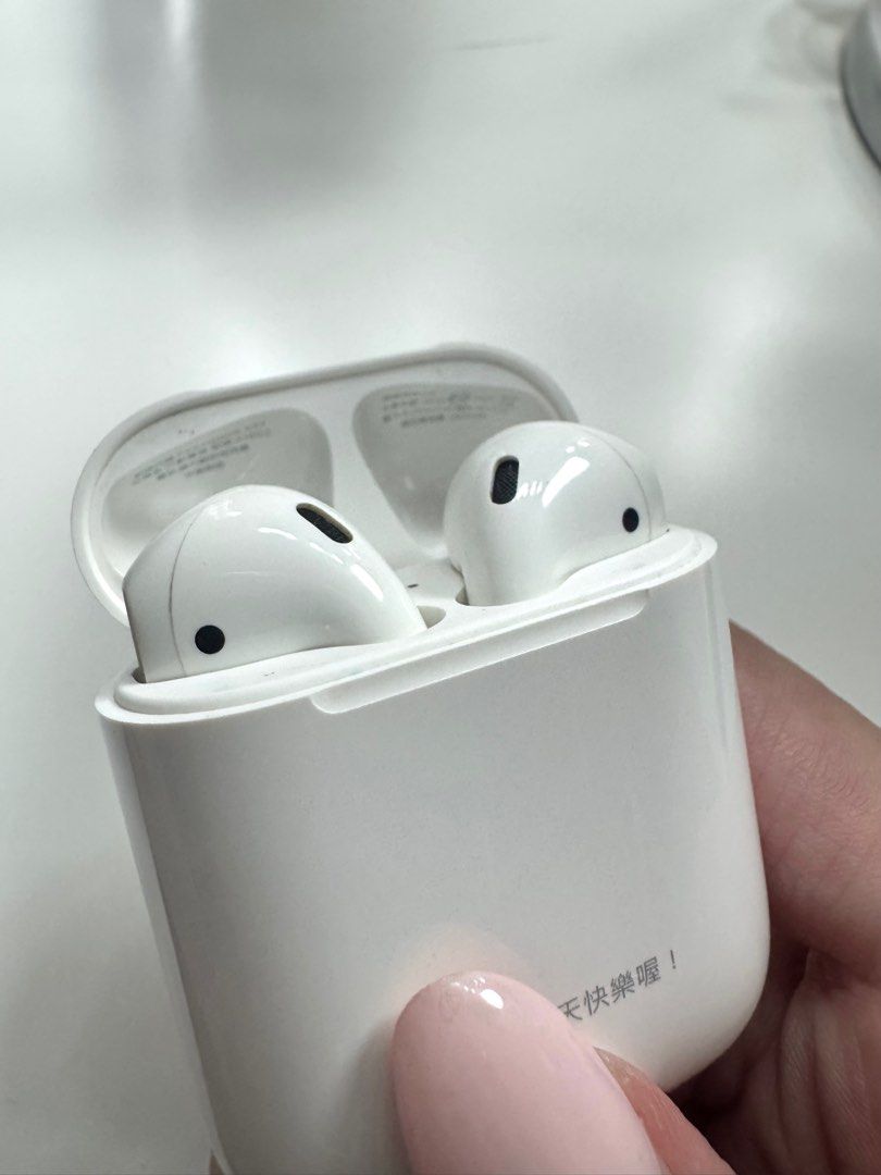 由 ning7737 (刊登 ID 1383417234，圖片 1) 提交，位於 台南市 (Tainan) 的 Airpods2 二代 (類別：智慧穿戴裝置及智慧手錶)，說明：右耳電量消耗較快 通話 充電 連線都正常 。