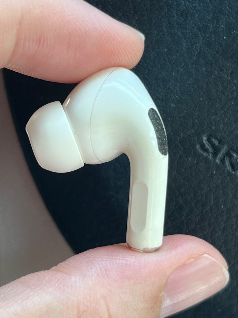 Apple AirPods Pro Gen 1 (left side)63202632020995111