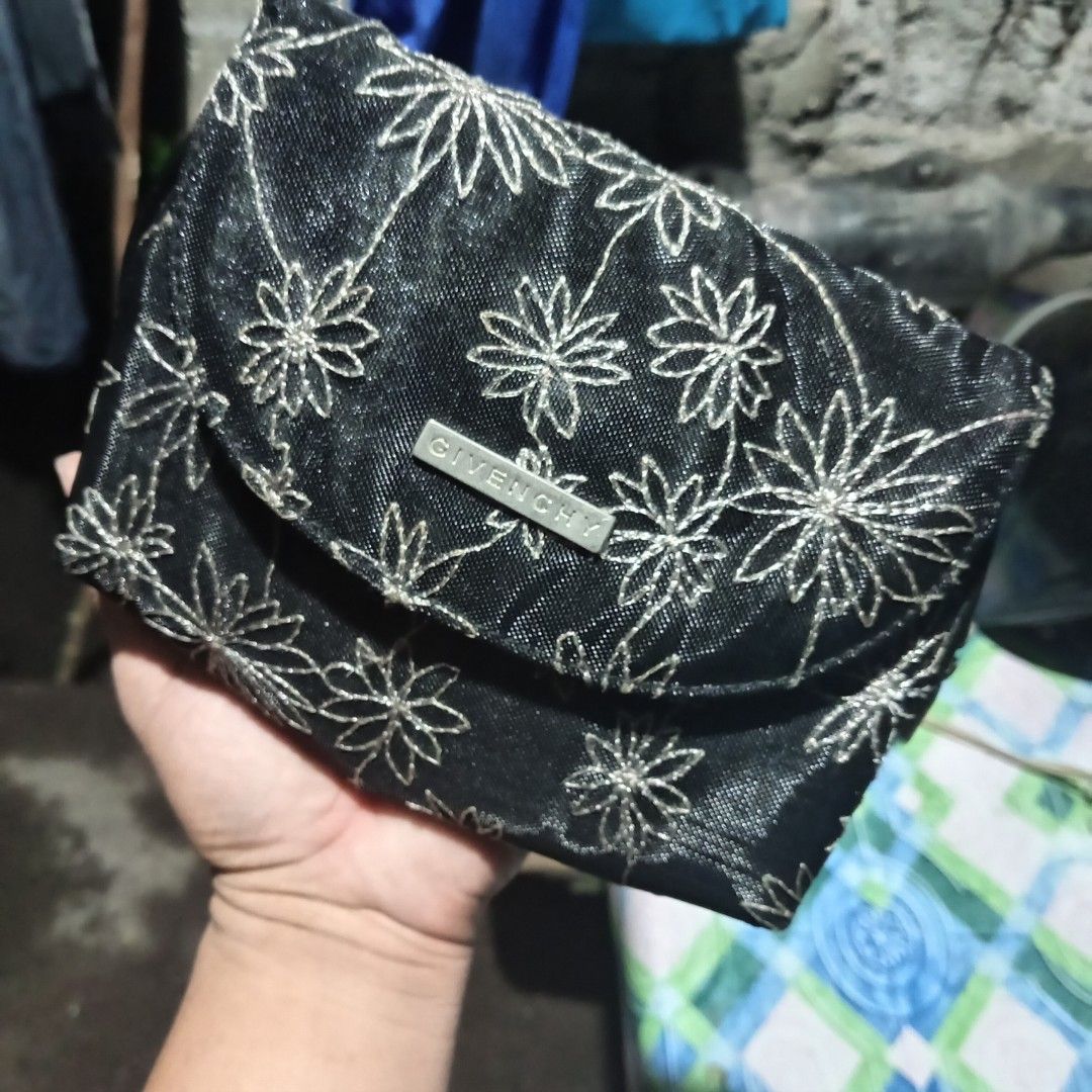 Authentic Givenchy make up pouch (Category: Luxury Bags & Wallets) located in Polomolok. Submitted by instajunk.ph (Listing ID 1383419489, Image 2). Description: Authentic Givenchy make up pouch 7x6 Excellent condition No flaws With mirror 599php+sf.