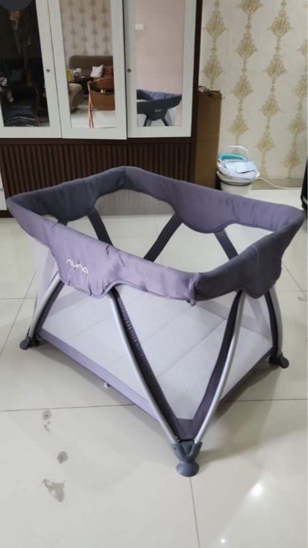 Baby box Nuna Sena like new (Kategori: Ranjang Bayi) berada di Jakarta Pusat. Dikirim oleh glamluxee (ID iklan 1383293763, Gambar 2). Deskripsi: Baby box NUNA SENA wrn abu tua ( wrn gk cpt kotor ) masih lengkap yah,dpt Travel bag nya jd gampang di lipat langsung di mskin ke travel bag nuna ny. Like new krna jrg di taro di baby box. Pemakaian bisa di naik turunin ya sesuai kbtuhan baby klo ud makin gede bs di turunin biar gk jatoh gt. Jamin bgs mu