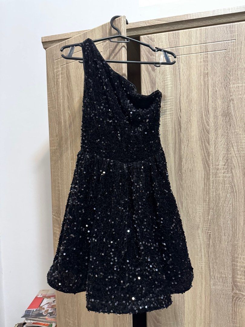 Black Dress (Category: Dresses) located in San Luis. Submitted by oshdeclutters (Listing ID 1383391485, Image 1). Description: Wore once last Eras Tour sg.