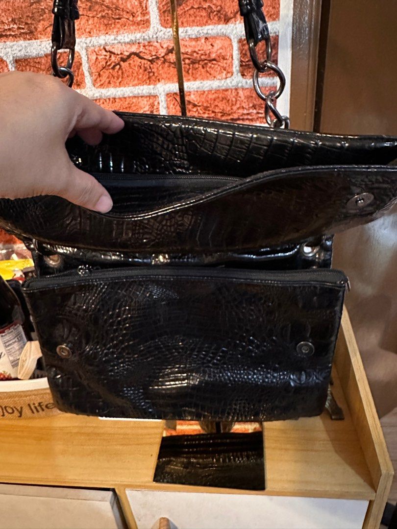 Black Shoulder Bag with Metal Skull design (Category: Luxury Bags & Wallets) located in Mandaluyong City. Submitted by finders.keepers.by.ginger (Listing ID 1383355347, Image 3). Description: 📌 preloved 📌 9/10 conditions 📌 fixed price 📌 delivery or meet up 📌 RFS : decluttering ❣️❣️Important❣️❣️ 📌 No cancellation or return for confirmed transaction 📌 payment first policy 📌 shipping will be shoulder by the buyer ❣️❣️Disclaimer❣️❣️ All trade