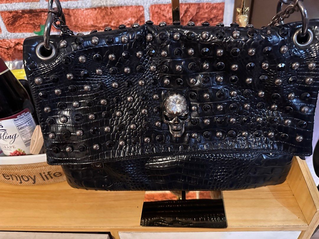Black Shoulder Bag with Metal Skull design (Category: Luxury Bags & Wallets) located in Mandaluyong City. Submitted by finders.keepers.by.ginger (Listing ID 1383355347, Image 2). Description: 📌 preloved 📌 9/10 conditions 📌 fixed price 📌 delivery or meet up 📌 RFS : decluttering ❣️❣️Important❣️❣️ 📌 No cancellation or return for confirmed transaction 📌 payment first policy 📌 shipping will be shoulder by the buyer ❣️❣️Disclaimer❣️❣️ All trade