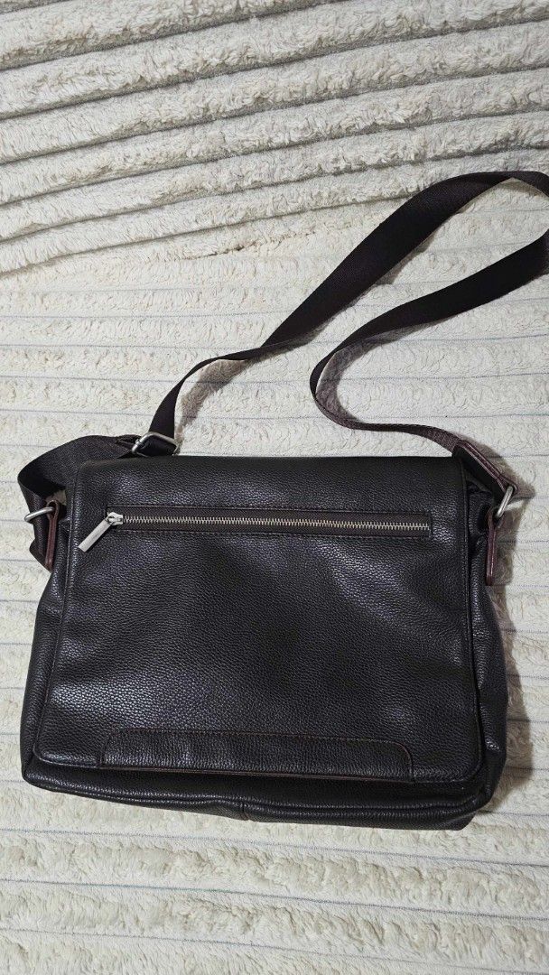 Borelli Laptop Bag (Category: Laptop Bags & Sleeves) located in Manila. Submitted by kwatroboyd (Listing ID 1383289925, Image 3). Description: For Sale Borelli Laptop Bag from Dubai. Preloved pero still in pristine condition. Makapal na leather.Would fit sa 16 inches na laptop. Imus Cavite.