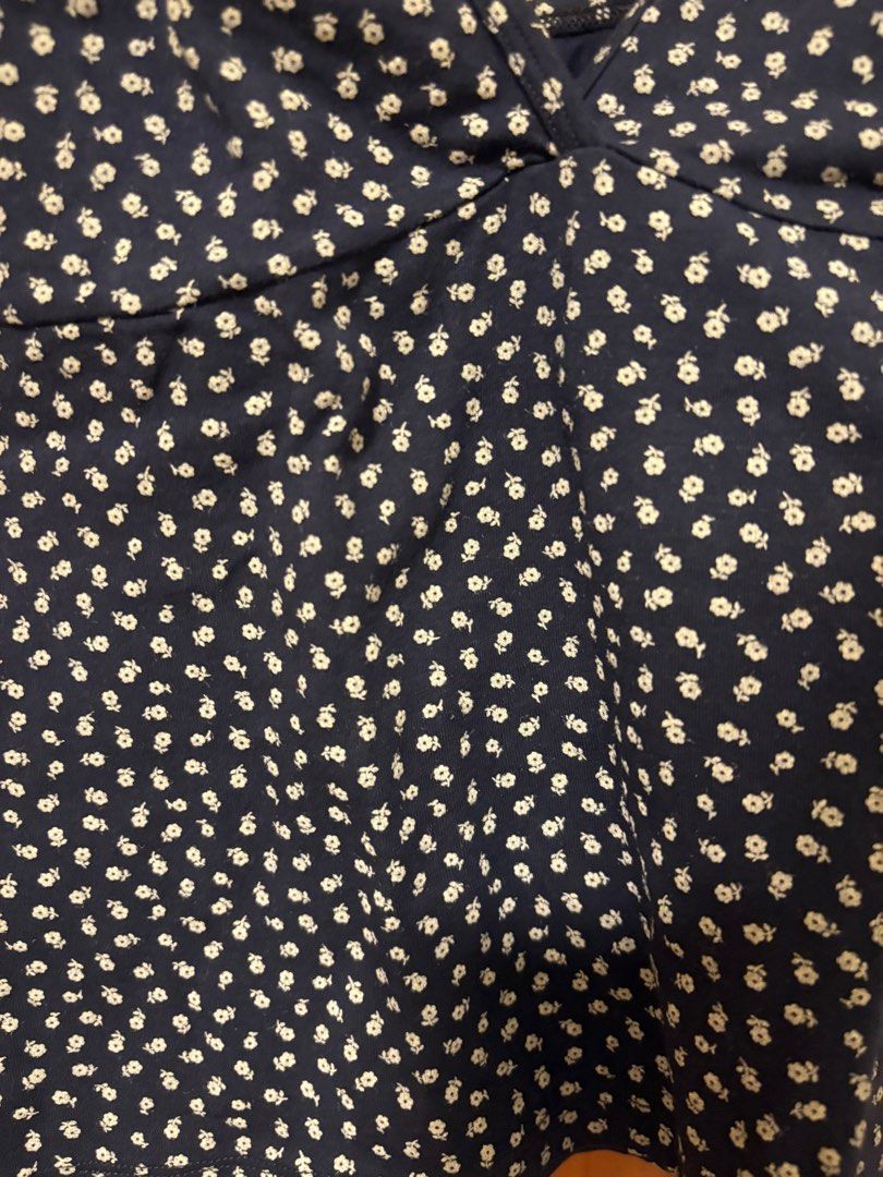 Brandy Melville Flower Top, 女裝, 上衣, T-shirt - Carousell