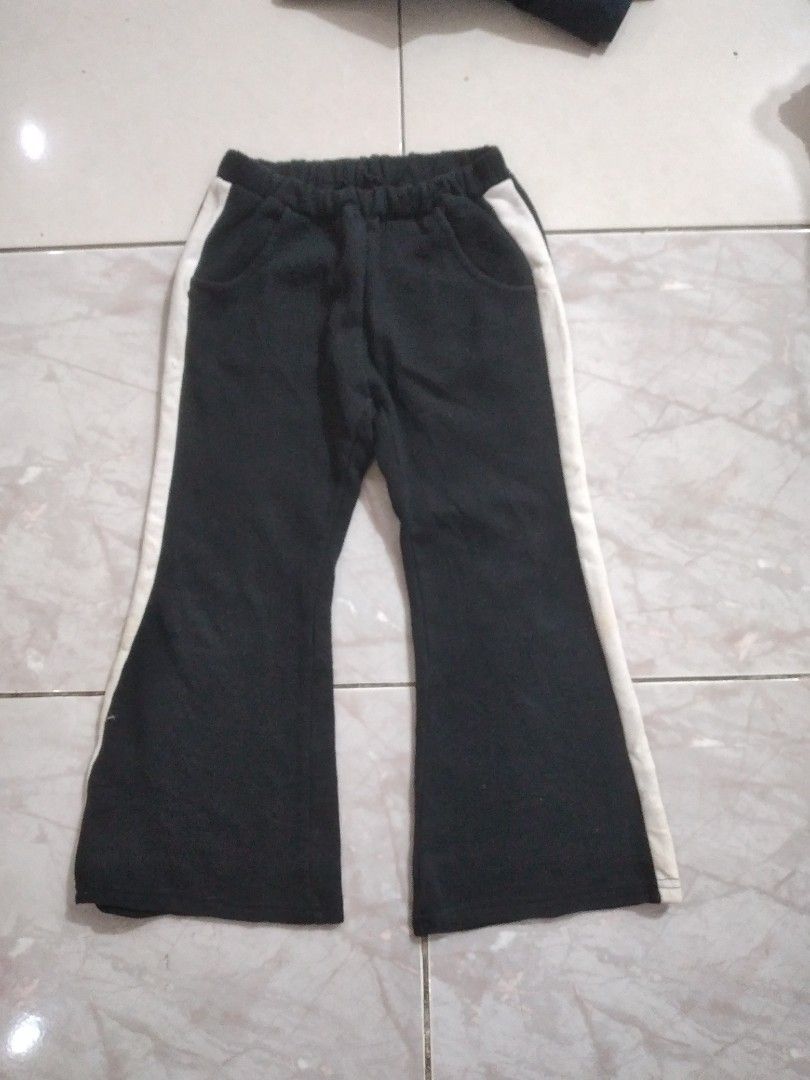Celana Olga Cutbray Anak (5-7thn) (Kategori: 4 hingga 7 tahun) berada di Depok. Dikirim oleh ray_lee1726 (ID iklan 1383427539, Gambar 1). Deskripsi: .Harga nett,no nego .Kond ok,no minus .LP 58-88cm .P 66cm .Bahan tebal .Ada kantong kanan kiri .Brand Korea.