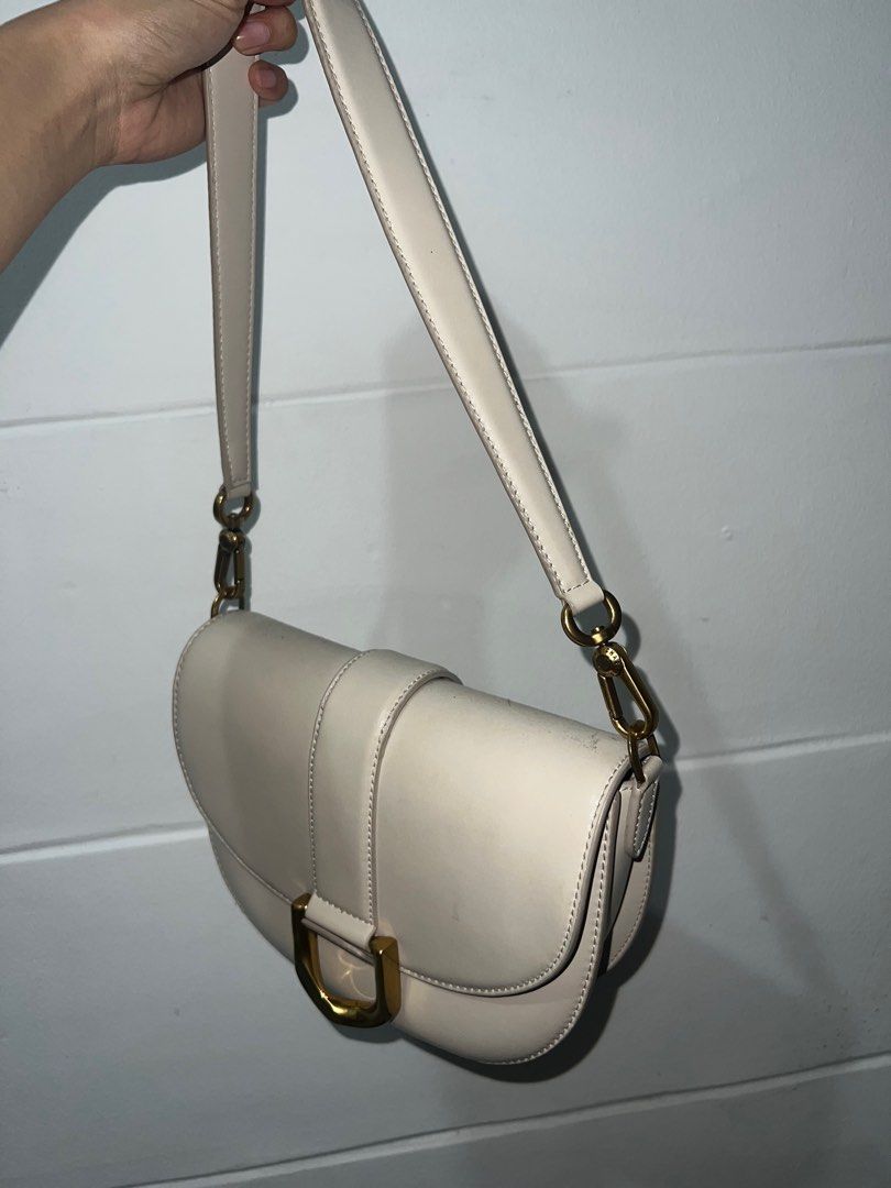 Charles and Keith Cream Shoulder Bag (Category: Shoulder Bags) located in Manila. Submitted by coleee24 (Listing ID 1383427748, Image 3). Description: .