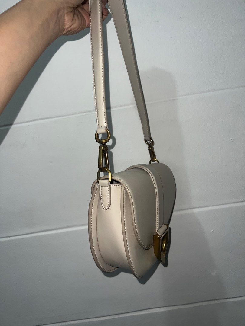 Charles and Keith Cream Shoulder Bag (Category: Shoulder Bags) located in Manila. Submitted by coleee24 (Listing ID 1383427748, Image 2). Description: .