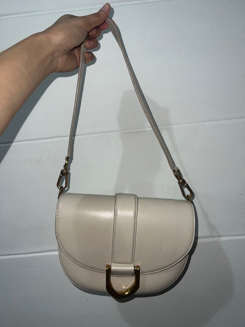 Charles and Keith Cream Shoulder Bag (Category: Shoulder Bags) located in Manila. Submitted by coleee24 (Listing ID 1383427748, Image 1). Description: .