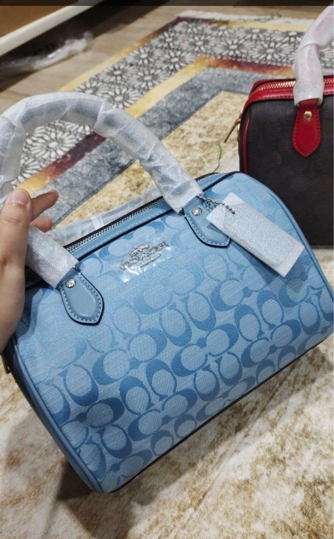 COUCH (Category: Shoulder Bags) located in Kuala Lumpur. Submitted by abieuwais (Listing ID 1383353685, Image 3). Description: Original Couch bag, terhad Boleh terus wasapp 0104002887.