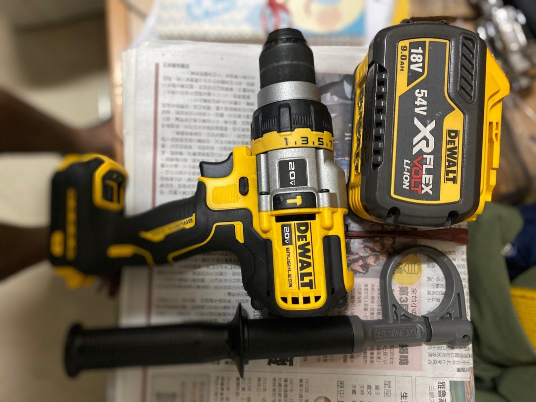 由 visvim45 (刊登 ID 1383280110，圖片 1) 提交，位於 高雄市 (Kaohsiung) 的 Dewalt 電鑽dcd999+外匯 60v 9.0電池 (類別：汽機車零配件)，說明：Dewalt電鑽dcd999+外匯 60v 9.0電池，少用故售出。