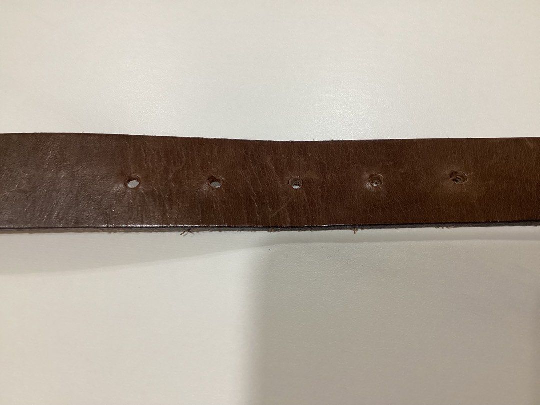 由 chiang52 (刊登 ID 1383446791，圖片 3) 提交，位於 台北市 (Taipei) 的 DOLCE&GABBANA兒童真皮皮帶 (類別：皮帶、腰帶)，說明：很有質感的一條兒童腰帶 全長77公分 非全新品 皮革有正常使用痕跡 介意勿買。