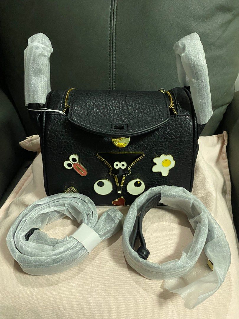 Eye Theme Lindy (Minimalist design) (Category: Luxury Bags & Wallets) located in Mandaluyong City. Submitted by joooliiieee (Listing ID 1383387233, Image 2). Description: Guaranteed Eye Theme Original bought in Thailand Comes with 2 straps (1 for shoulder and 1 for sling), dust bag, paper bag Black leather.