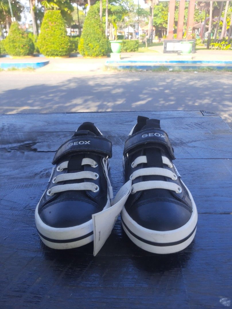 Geox Velcro sepatu anak 3-4 tahun (Kategori: Orang Tua, Bayi & Anak - Lainnya) berada di Sumenep. Dikirim oleh 2_brother_store (ID iklan 1383386082, Gambar 2). Deskripsi: Size 27 insole 17,5 setara sz 28 cocok buat anak² umur ±3/4btahunan, ada sedikit minus cek gambar terakhir.