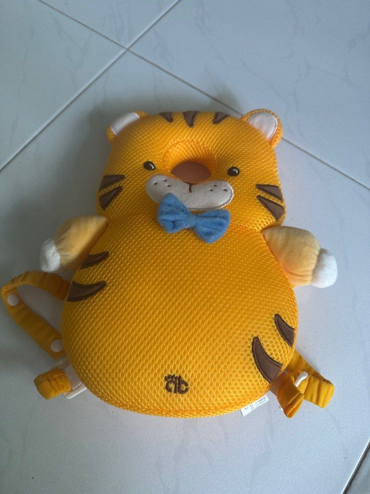 Head protector (Category: Babies & Kids Fashion) located in Singapore. Submitted by chokdeethaiamulet (Listing ID 1383368970, Image 1). Description: Rarely used. As good as new .