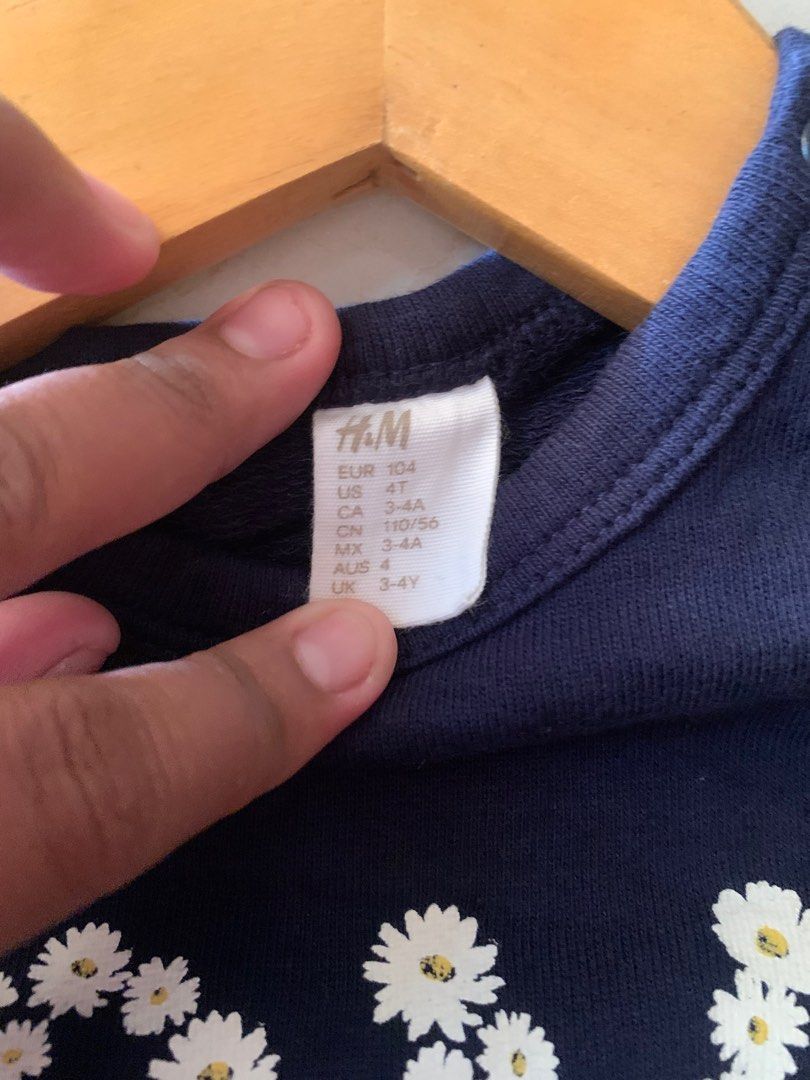 H&M Kaos Anak Lengan Panjang (Kategori: 1 hingga 3 tahun) berada di Surabaya. Dikirim oleh belovedthriftbymiraa_ (ID iklan 1383318391, Gambar 2). Deskripsi: H&M tag 4th Warna pekat navy Likenew spt baruu Nominus co by oren+adm12% plus biaya layanan ekstra 1,250 COD WAJIB AMANAH‼️.