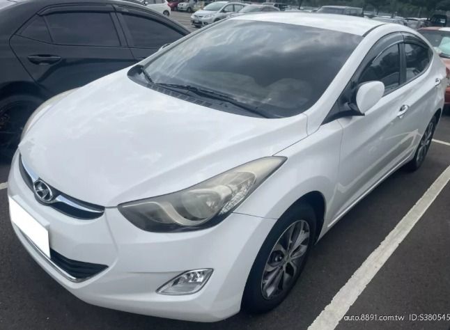 由 ayume52370019 (刊登 ID 1383309309，圖片 1) 提交，位於 台北市 (Taipei) 的 小資族首選！Hyundai Elantra 白色 ｜車況透明＋第三方認證✅ 實車實價✅8萬開回家 (類別：汽車出售)，說明：🚗【限量釋出｜高CP值中古車】 看車不靠運氣，這裡給你真正安心的選擇👇 ⸻ 🔍 車輛資訊 🎨 顏色：白色 🔧 排氣量：1.8L 🗓️ 出廠年份：2013 📍 行駛里程：12萬公里 Keyless免匙系統 安全氣囊 中控鎖 ABS防鎖死 定速系統 多功能方向盤 恆溫空調 倒車雷達 真皮/皮革座椅 ⸻ 💯 品質保證三重安心 👍 全台最大中古車源頭商 👍 車況與檢驗報告不符 ➜ 可退車、全額退款 👍 第三方認證、公里數公開透明 ⸻ 🎀 為什麼推薦來這裡賞車？ ✔ 無事故、無泡水、無贓車 ✔ 所有車輛都有詳細檢定報告 ✔ 貸款、分期、舊車換新皆可協助 ✔ 全台北中南皆有據點，看車地點可配合 🧸 因車況透明、價格實在，詢問熱度高 