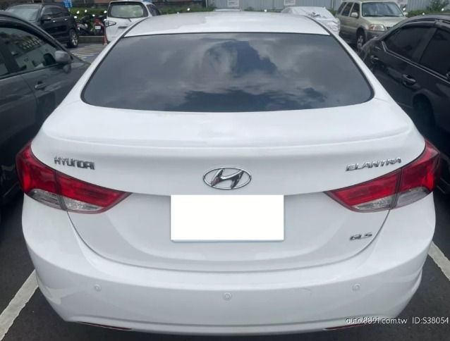 由 ayume52370019 (刊登 ID 1383309309，圖片 3) 提交，位於 台北市 (Taipei) 的 小資族首選！Hyundai Elantra 白色 ｜車況透明＋第三方認證✅ 實車實價✅8萬開回家 (類別：汽車出售)，說明：🚗【限量釋出｜高CP值中古車】 看車不靠運氣，這裡給你真正安心的選擇👇 ⸻ 🔍 車輛資訊 🎨 顏色：白色 🔧 排氣量：1.8L 🗓️ 出廠年份：2013 📍 行駛里程：12萬公里 Keyless免匙系統 安全氣囊 中控鎖 ABS防鎖死 定速系統 多功能方向盤 恆溫空調 倒車雷達 真皮/皮革座椅 ⸻ 💯 品質保證三重安心 👍 全台最大中古車源頭商 👍 車況與檢驗報告不符 ➜ 可退車、全額退款 👍 第三方認證、公里數公開透明 ⸻ 🎀 為什麼推薦來這裡賞車？ ✔ 無事故、無泡水、無贓車 ✔ 所有車輛都有詳細檢定報告 ✔ 貸款、分期、舊車換新皆可協助 ✔ 全台北中南皆有據點，看車地點可配合 🧸 因車況透明、價格實在，詢問熱度高 