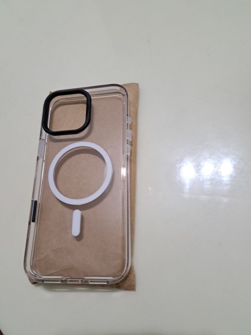由 meimei12891668 (刊登 ID 1383275499，圖片 3) 提交，位於 新北市 (New Taipei) 的 犀牛盾iphone16 pro Max clear case (Magsafe 兼容＆相機按鈕）-透明殼 (類別：手機套及手機殻)，說明：弟弟託售，全新品。