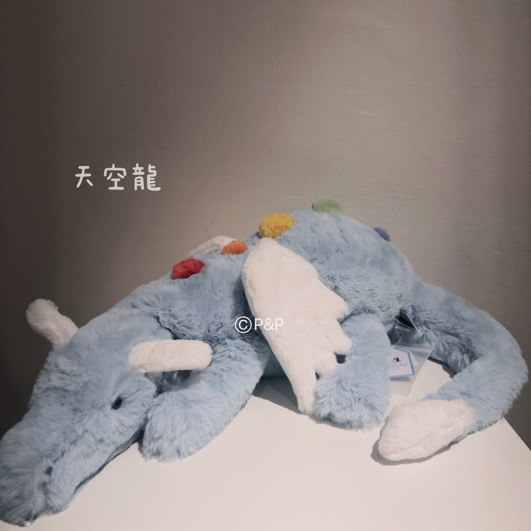 由 irizzzz (刊登 ID 1383424588，圖片 1) 提交，位於 高雄市 (Kaohsiung) 的 Jellycat 天空龍 50公分（附防塵袋*1） (類別：嬰兒玩具)，說明：🫟不定期出收藏，購買前請詳閱說明🔍 ▪️所有商品為合法通路購入之正品，非仿品，因私人收藏品，購買時未索取購證，請斟酌選購。 ▪️因購買店家售價不同，價格會有落差屬於正常現象。 ▪️商品皆放於展示櫃中，無下水過，吊牌完整，有保護套。 ▪️完美主義者、高標準買家請慎重考慮是否要下單，單純調整個人收藏品，無法提供完美的售後服務，感謝理解🙏🏻 ▪️取貨付款，請勿棄單，售出不退不換。 ❗️詐騙勿擾，彼此時間寶貴❤️ ✨絕版的天空龍！配色是龍龍系列最搶手的，翅膀的部分也是軟的，陪寶寶睡覺最優質的選擇🪽👶🏼💞。