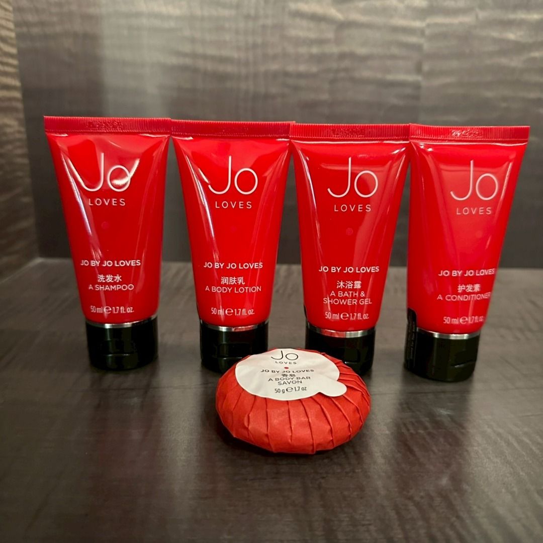 由 dumbo158 (刊登 ID 1383367510，圖片 1) 提交，位於 新北市 (New Taipei) 的 Jo by Jo Loves 旅行沐浴組 5件組 新加坡金沙酒店 飯店備品 50ml (類別：沐浴清潔相關)，說明：全新 5件組: 洗髮精、潤髮精、沐浴精、身體乳、香皂 2025.07新加坡取得帶回 製造日期：2024/12/20、2025/01/20、2025/02/28 Jo Loves 是由 Jo Malone 本人創立的全新香氛品牌，並推出了專為飯店設計的沐浴用品系列。其中經典的柚香氣味不僅是品牌中最受歡迎的香調之一，也正是 Jo 為 Jo Loves 創作的第一款代表性香氛。 沉浸於 Jo 為自己寫下的香氛情書——Jo by Jo Loves系列。這系列香氛融合了葡萄柚、香橙、萊姆、綠薄荷、海杜酮、黑胡椒、瓜亞木、岩蘭草與雪松木等層次豐富的香氣，結合清新明亮的柑橘調與舒緩的蘆薈葉萃取，帶來個性十足、香氣縈繞且令人放鬆的沐浴體驗。 📷實品與照片可能因拍攝光線、