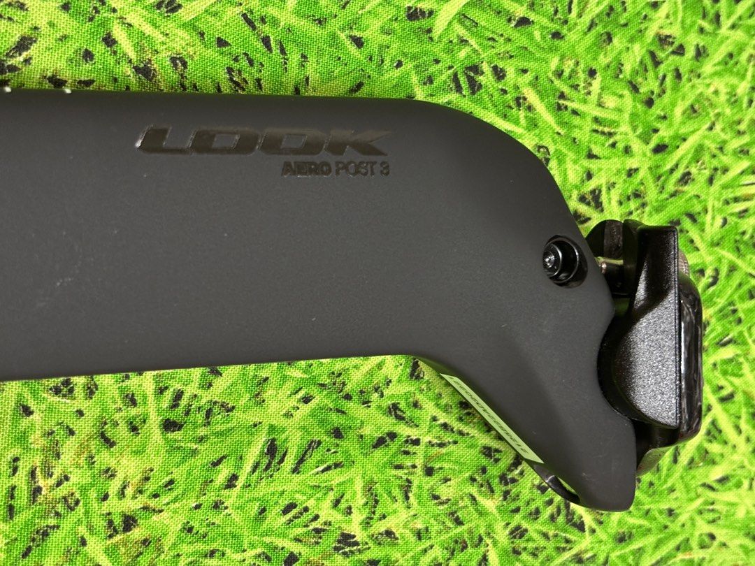 由 puresale (刊登 ID 1383436305，圖片 2) 提交，位於 台中市 (Taichung) 的 Look AeroPost 3 Offset 31.8mm Carbon Seatpost -For 795 Blade and 795 Blade RS (類別：單車)，說明：All new from LOOK 795 Because a little dent about 1mm I buy new one..so sale this one 。