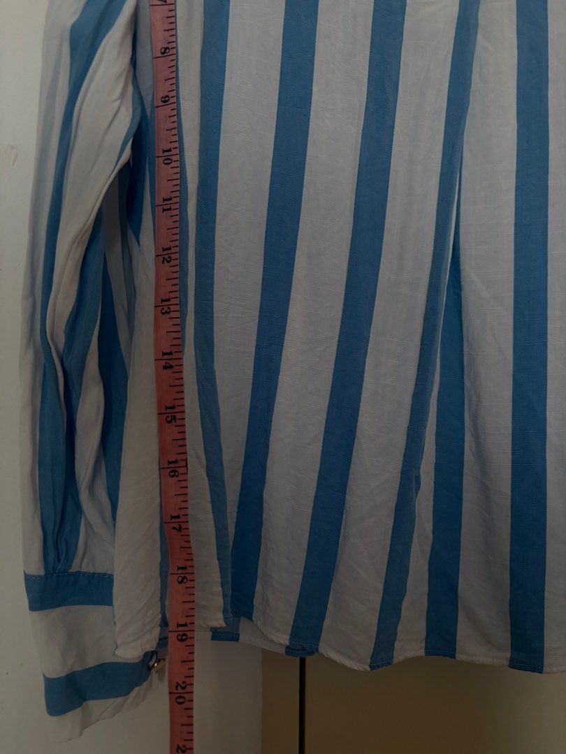 max (Category: Blouses) located in Kuala Lumpur. Submitted by universalpreloved (Listing ID 1383384693, Image 3). Description: very good condition.