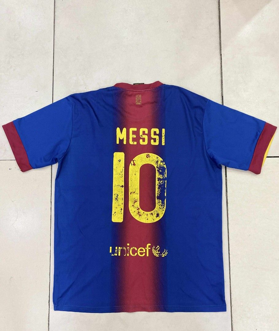 MESSI FOOTBALL JERSEY (Category: Activewear) located in Quezon City. Submitted by lostinclothes (Listing ID 1383398792, Image 2). Description: good condi, issue paints.