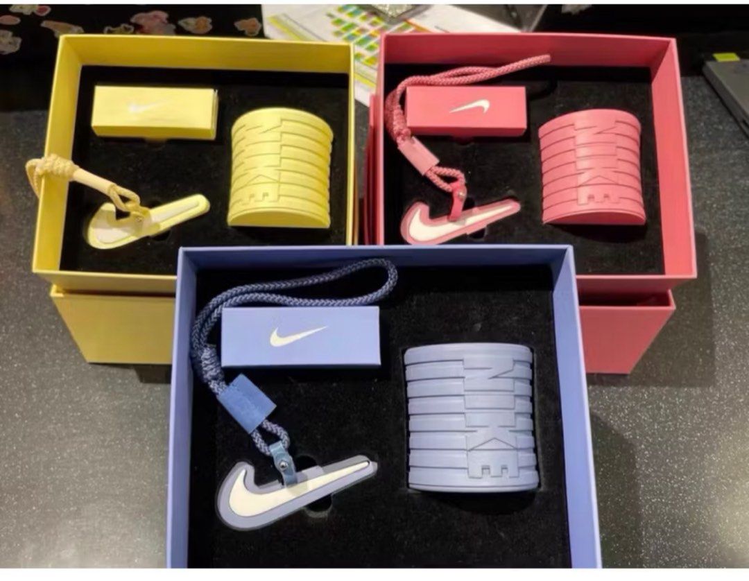 由 ada_www (刊登 ID 1383309186，圖片 2) 提交，位於 台北市 (Taipei) 的 Nike 香氛蠟燭禮盒-黃色 檸檬草香氛 (類別：居家香薰)，說明：香氛蠟燭禮盒 附品牌專屬掛繩 黃色檸檬草。