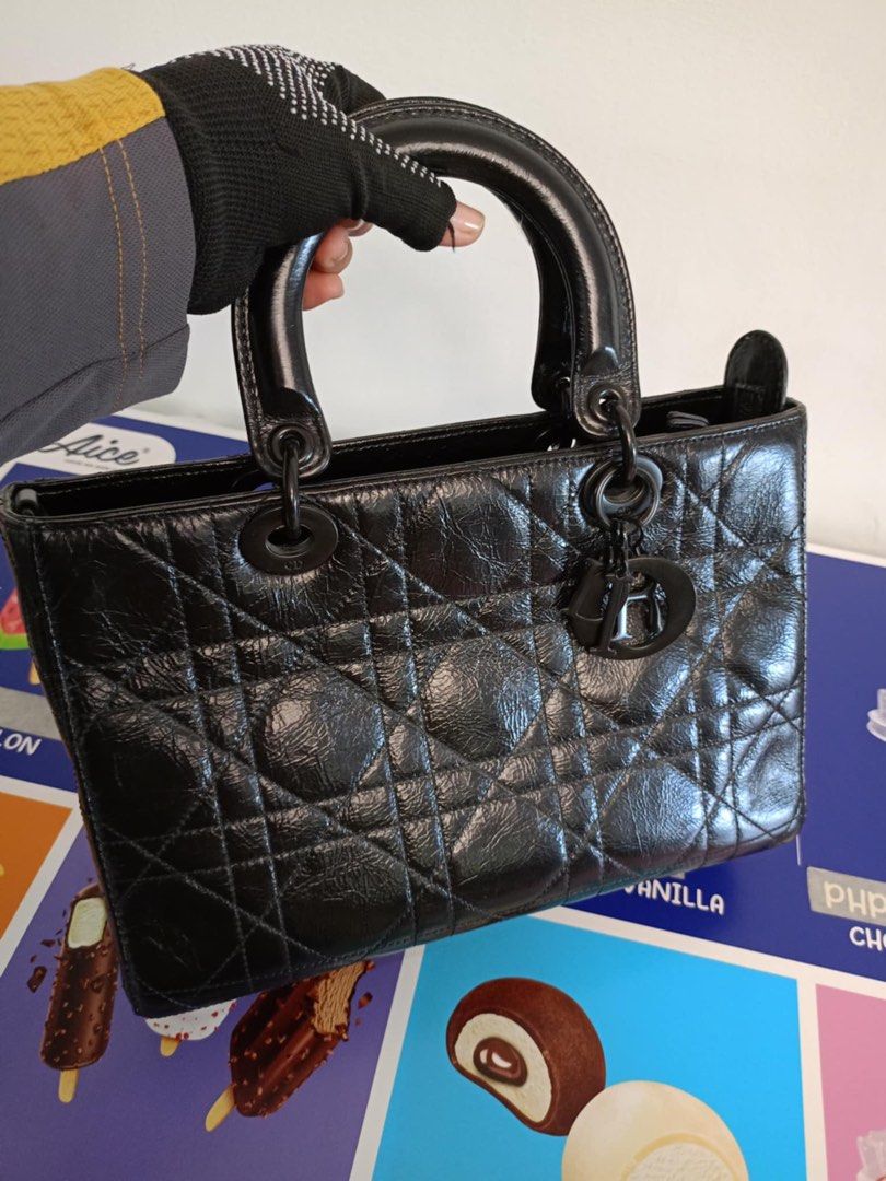 PRELOVED LADY DIOR MEDIUM Size😍 (Category: Luxury Bags & Wallets) located in Bacolod City. Submitted by chuchaystuffs (Listing ID 1383309934, Image 2). Description: Ganda pa this galing Japan surplus , self authentication is advised . Ganda Nya so mahal on retail price . Comes with sling pa.