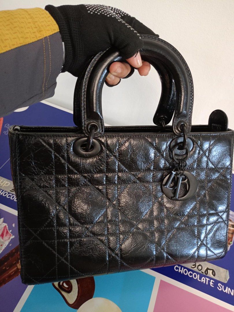 PRELOVED LADY DIOR MEDIUM Size😍 (Category: Luxury Bags & Wallets) located in Bacolod City. Submitted by chuchaystuffs (Listing ID 1383309934, Image 3). Description: Ganda pa this galing Japan surplus , self authentication is advised . Ganda Nya so mahal on retail price . Comes with sling pa.